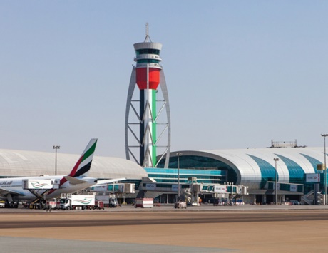 برج مطار دبي يتزيّن بعلم الإمارات