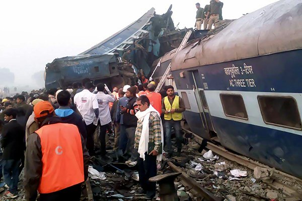 كارثة هندية .. مقتل 91 شخصاً إثر خروج قطار عن القضبان