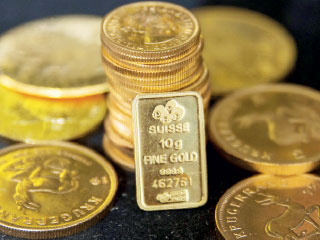 الذهب يرتفع بفعل هبوط الدولار واجتماع المركزي الأوروبي