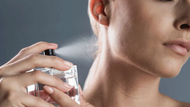 لماذا تضع المرأة العطر خلف أذنها؟