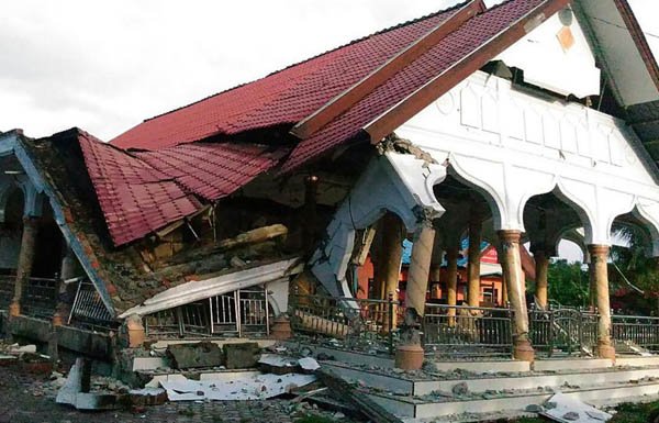 عشرات القتلى والجرحى في زلزال ضرب إندونيسيا