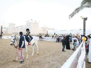 ساحة ركوب الخيل.. مدرسة الفرسان الصغــــــار في «زايد التراثي»