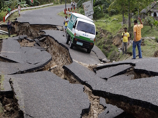 زلزال عنيف يهز إندونيسيا والفلبين