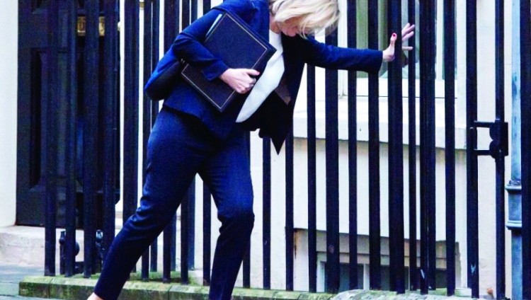 حذاء وزيرة الداخلية البريطانية يعلق في رصيف داونينغ ستريت