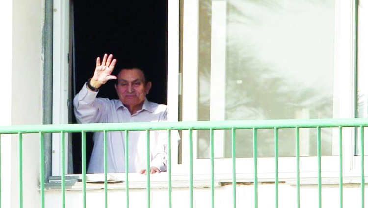 مبارك يتناول الإفطار في منزله بعد ست سنوات من السجن