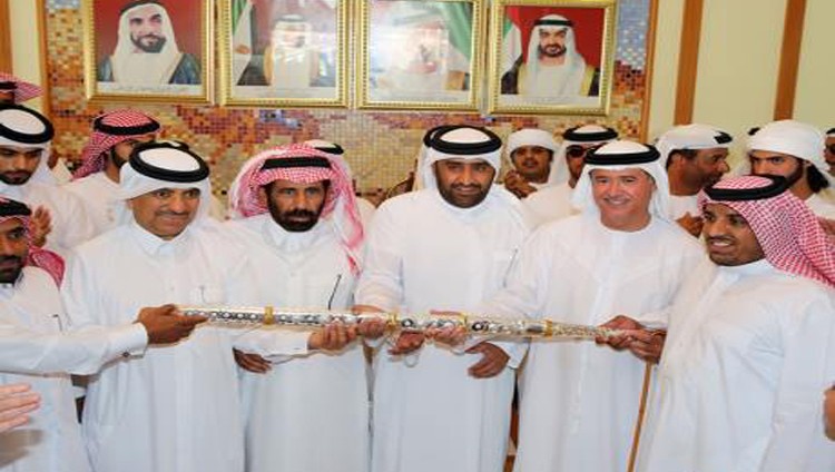 «العاصمة» تهدي هجن الرئاسة سيف رئيس الدولة الذهبي للحول