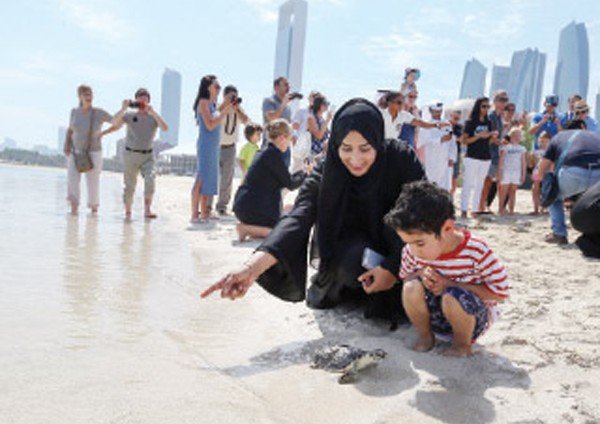 اطلاق 50 سلحفاة بحرية على شاطئ قصر الإمارات