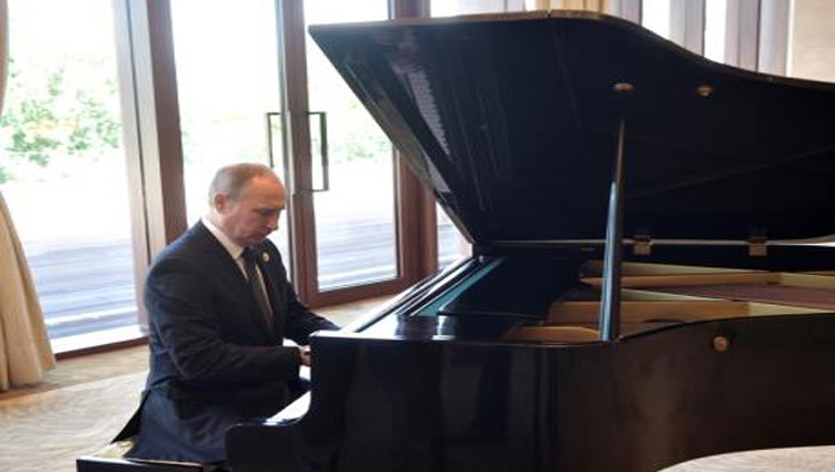 بوتين يعزف على البيانو قبيل اجتماعه برئيس الصين