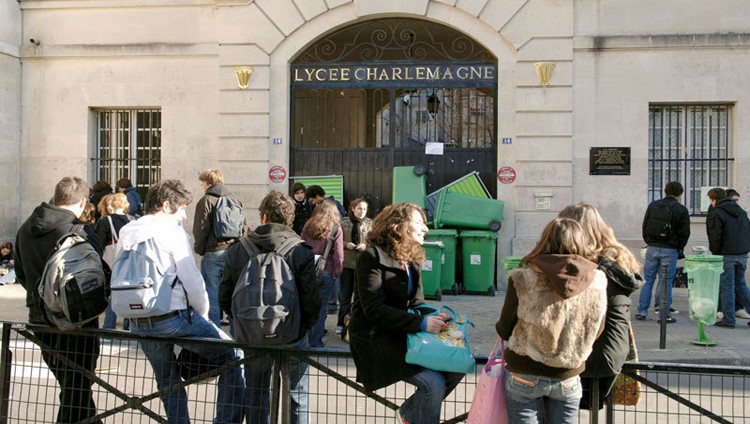 مدارس فرنسية تمنع السراويل المثقوبة والتنانير القصيرة