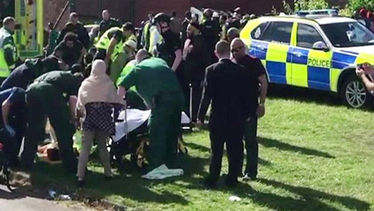سيارة تصدم مسلمين أثناء صلاة العيد في بريطانيا