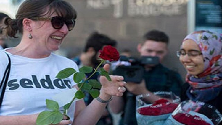 المسلمون يتحدون «داعش» بآلاف الورود في قلب لندن