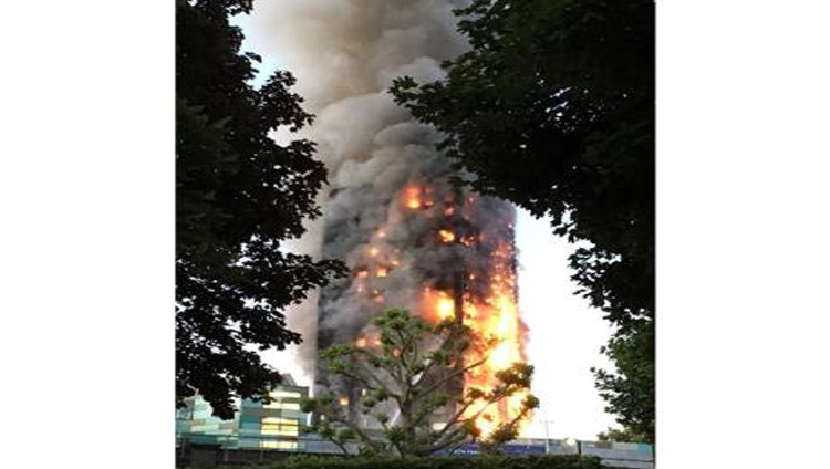12 قتيلاً وعشرات المصابين في حريق هائل ببرج سكني في لندن