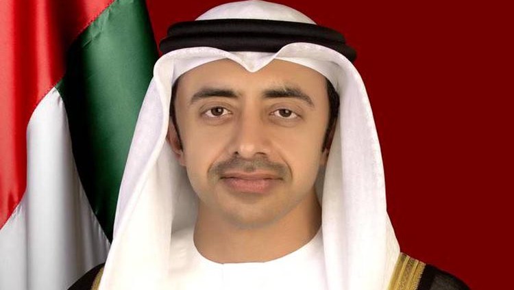 عبد الله بن زايد: خياران فقط أمام قطر