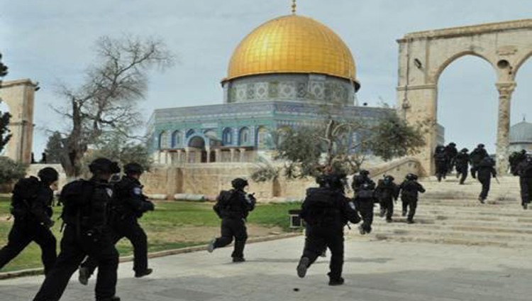 سلطات الاحتلال تستهدف تصفية الوجود الإسلامي في القدس..  ممنوع الاقتراب والأذان والصلاة!