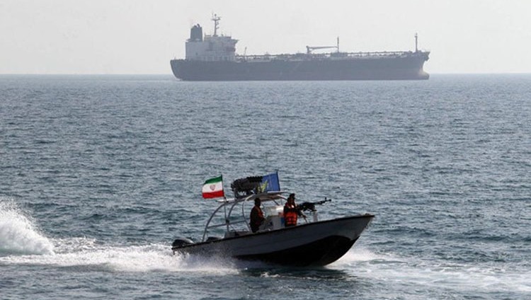 حادث جديد بين سفن أميركية وزوارق إيرانية بالخليج