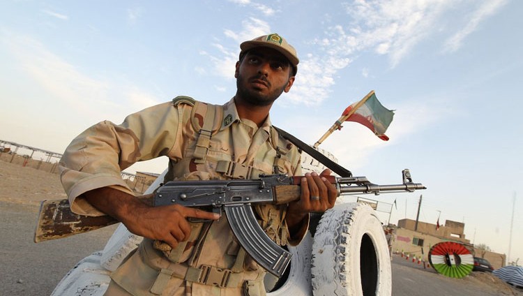 جندي إيراني يفتح النار على زملائه ويصيب 10