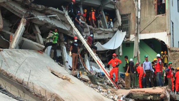سقوط 7 قتلى بانهيار مبنى في مومباي ومحاصرة أكثر من 30 شخصًا
