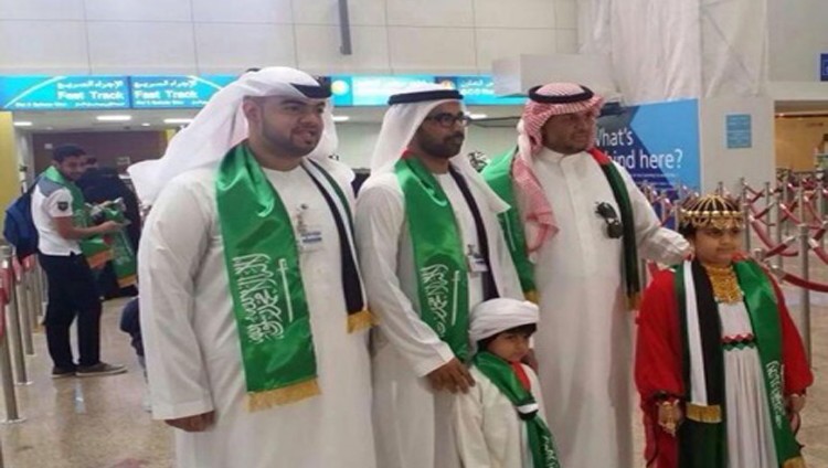 الإمارات تستقبل الأشقاء بالورود والهدايا التذكارية