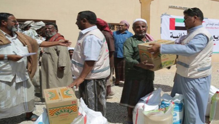 الهلال الإماراتي يقدم مساعدات غذائية بوادي حضرموت