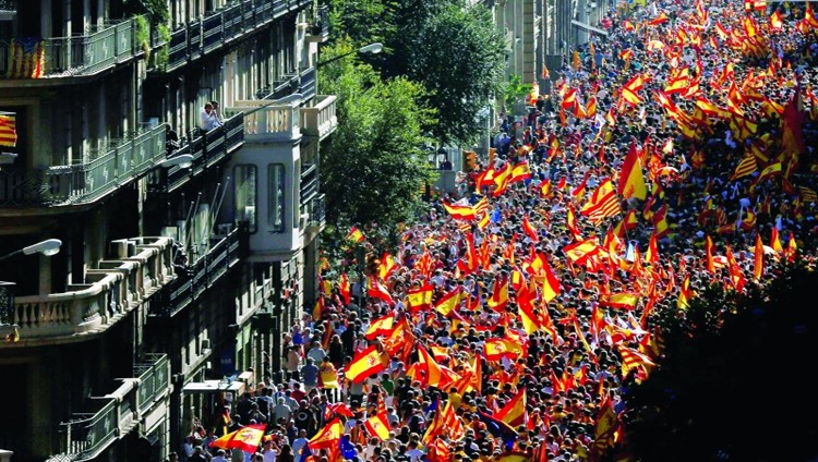 مئات الآلاف يتظاهرون في برشلونة ضد انفصال كاتالونيا