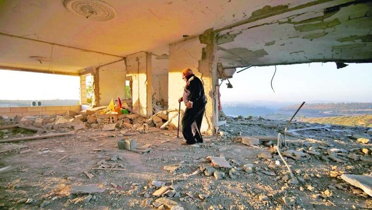 الاحتلال يفجر منزل شهيد ويهدم عمارة في القدس