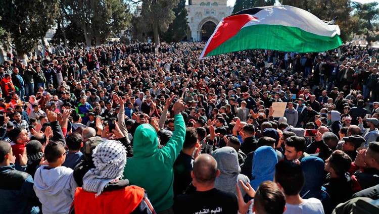 «جمعة الغضب».. تظاهرات فلسطينية وغليان بالقدس والضفة.. وشهيد في غــزة