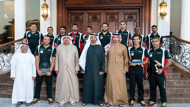 محمد بن زايد يستقبل فريق أبوظبي الفائز ببطولة العالم لزوارق الفورمولا 1