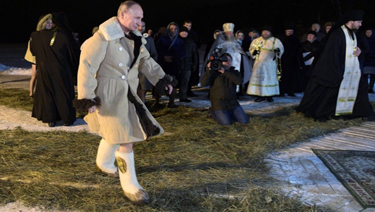 بوتين يغوص في مياه بحيرة متجمدة