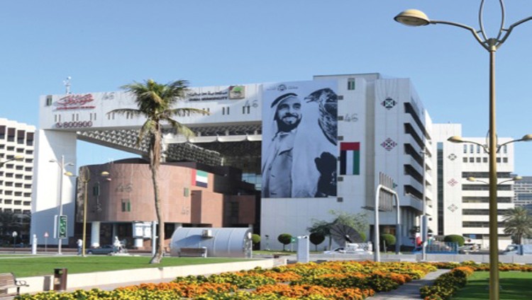 بلدية دبي تجمّل مبناها بصورة زايد
