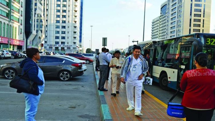 الزي الطبي خـارج المـستشفيات.. أمـراض منقولـة علــى أكتـاف الكـوادر الصحية