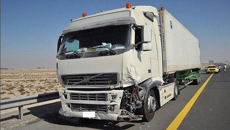 «شرطة أبوظبي»: توقيف سائق شاحنة عرض حياة الغير للخطر بحادث الضباب