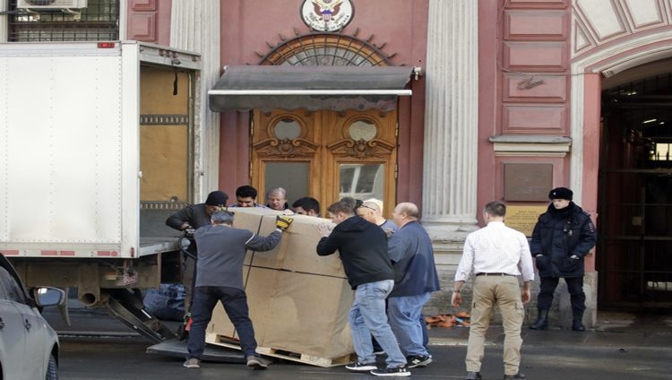 روسيا تطلب من بريطانيا سحب 50 دبلوماسياً آخرين