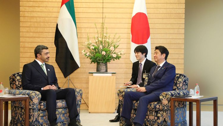 رئيس وزراء اليابان وعبدالله بن زايد يبحثان التعاون