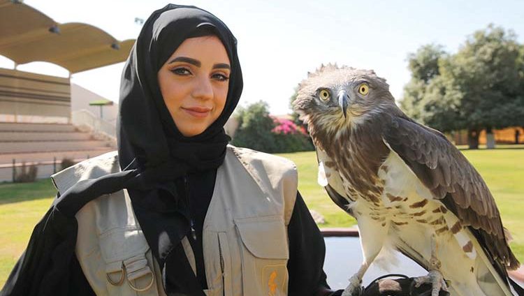 جواهر الشامسي.. المرأة التي روّضت «جوارح الصحراء»