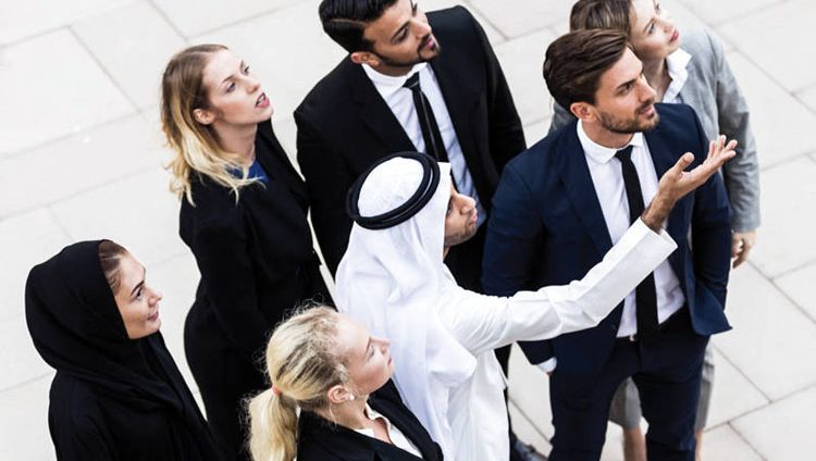 مواطنون ومقيمون يناشدون المؤسسات الخاصة صرف مكافأة «مئوية زايد»