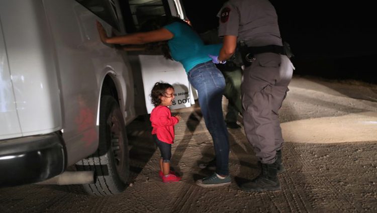 مذيعة تنفجر باكية على المباشر بعد قرار ترامب بفصل أطفال المهاجرين