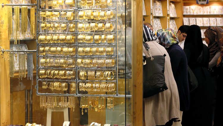 «موسم العطلات» و«الانخفاضات السعرية» يدعمان الإقبال على المشغولات والمجوهرات