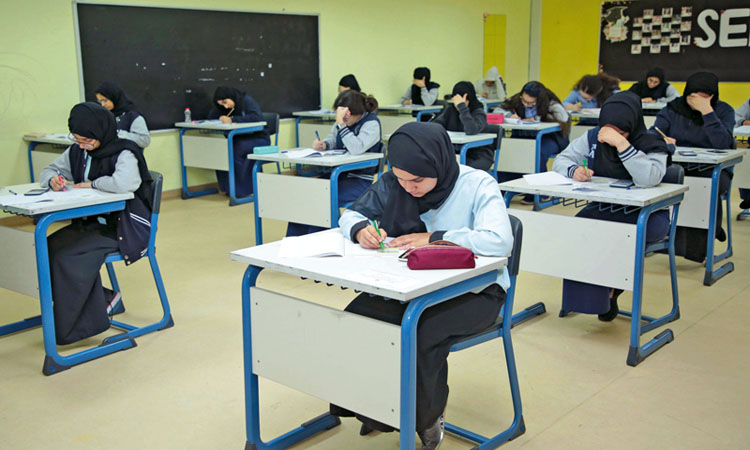 «التربية» تعتزم إجراء الامتحانات من البيت إلكترونياً