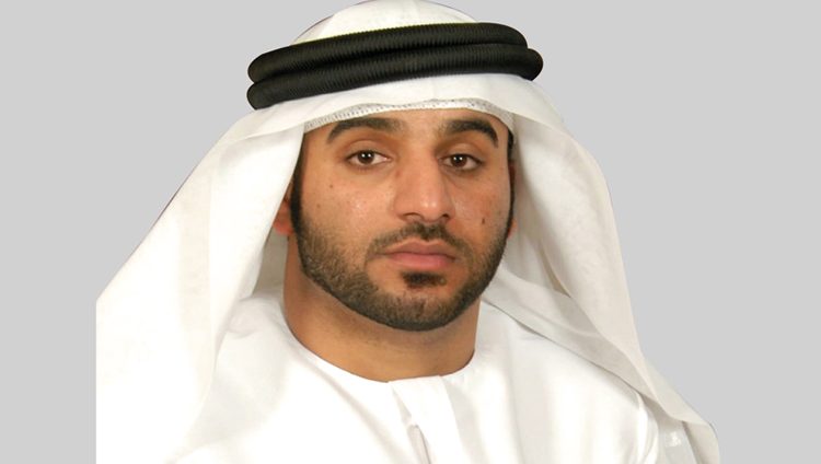 مواطن يعير سيارته لأسرة سورية علقت بمنفذ حتا