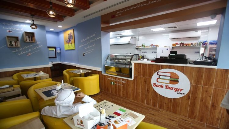 مطعم للقراءة يحفز الشباب على المعرفة