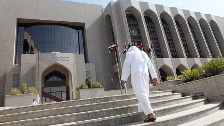 بنوك تنشر قوائم قديمة لرسوم خدمـاتها المصرفية وتحصّل «القيمة المضافة» من المتعاملين بالمخالفة لتعـليمات «المركزي»