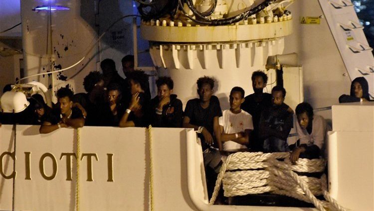 الاتحاد الأوروبي يرحب بالتوصل إلى حل بشأن المهاجرين على القارب الإيطالي