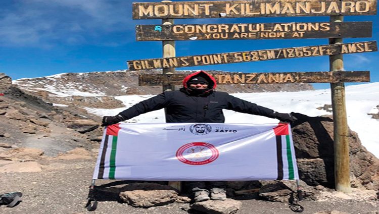 الرائد سلمى الكعبي ترفع علم الإمارات على قمة «كلمنجارو»