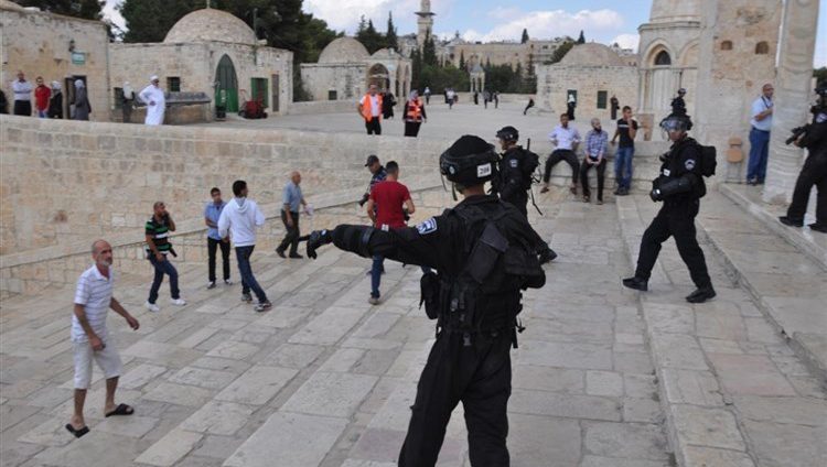 بعد غلق المسجد الأقصى.. عباس يحمل إسرائيل مسؤولية التوتر في القدس