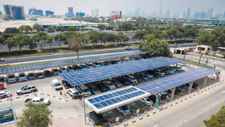 تشغيل مشروع «الطاقة الشمسية» في مواقف وزارة البيئة و«كهرباء دبي»