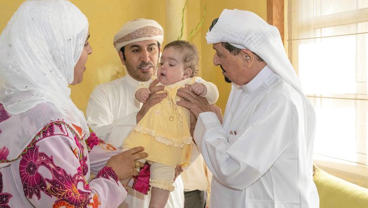 حاكم عجمان يستقبل أسرة الطفلة المغربية «ملاك» ويطمئن على صحتها