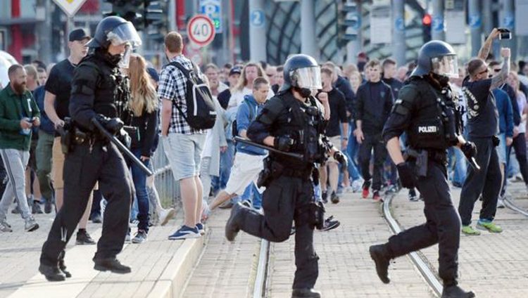الشرطة الألمانية تحقق مع 10 متظاهرين أدوا تحية هتلر