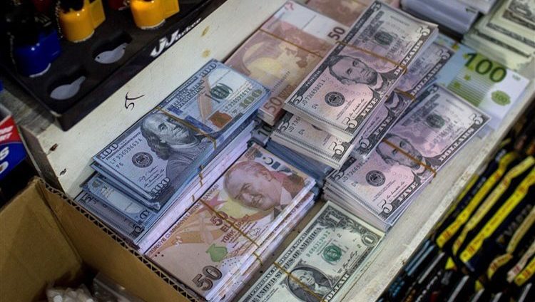 استمرار هبوط الليرة التركية أمام الدولار.. والأنظار على الخلاف مع أميركا