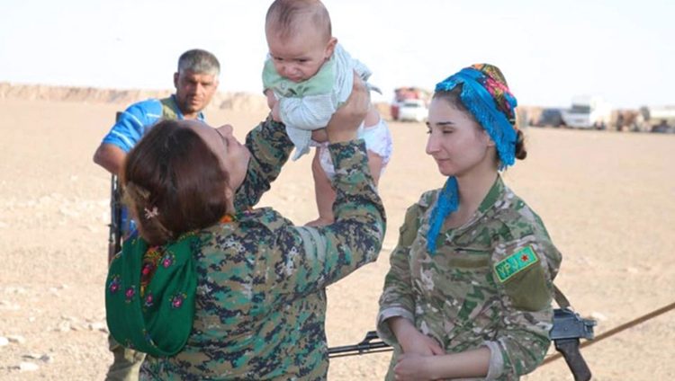 أطفال ونساء نجحن بالهروب من جحيم «داعش» في البوكمال