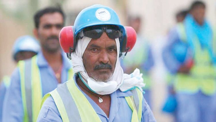 عمال في منشآت مونديال قطر يصفون حياتهم بأنها تشبه حياة الكلاب
